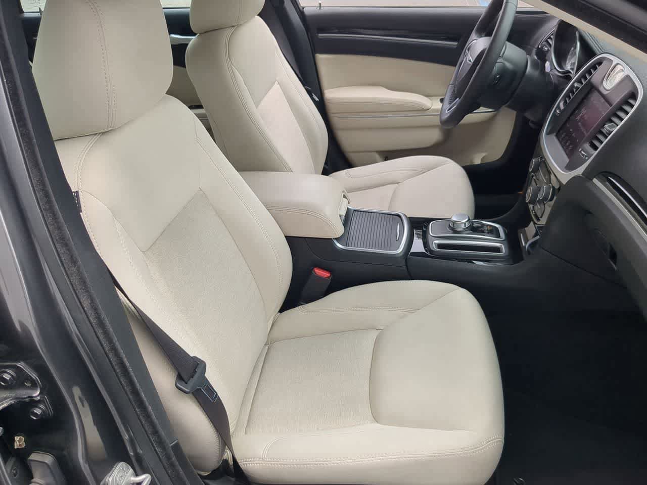 Used 2023 Chrysler 300 Touring w/ Safetytec Plus Group RWD image 21