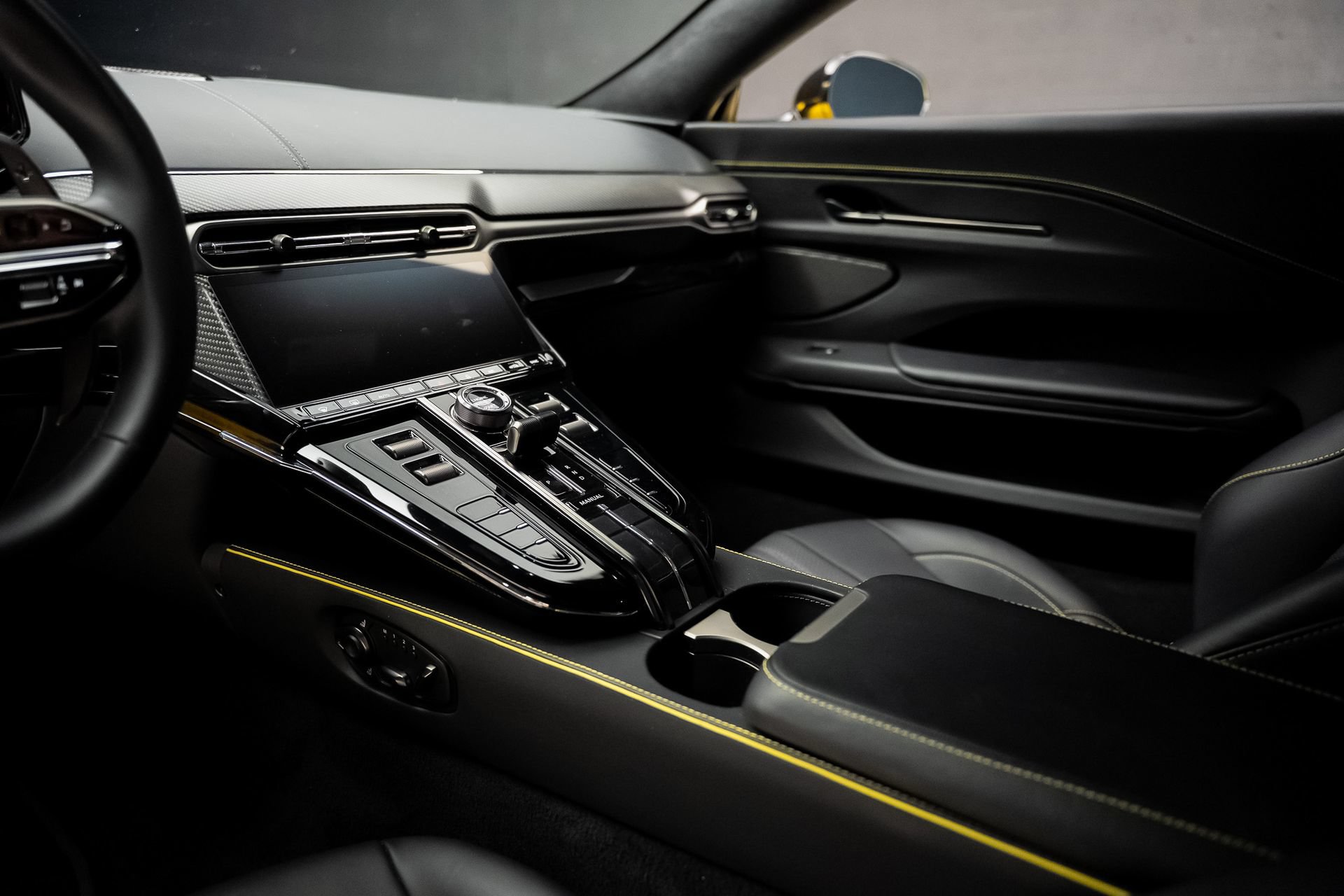 Used 2025 Aston Martin V8 Vantage Coupe RWD image 41