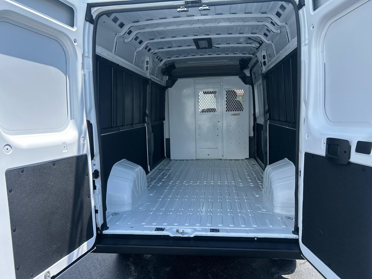 Used 2024 RAM ProMaster 2500 w/ Convenience Group FWD image 8