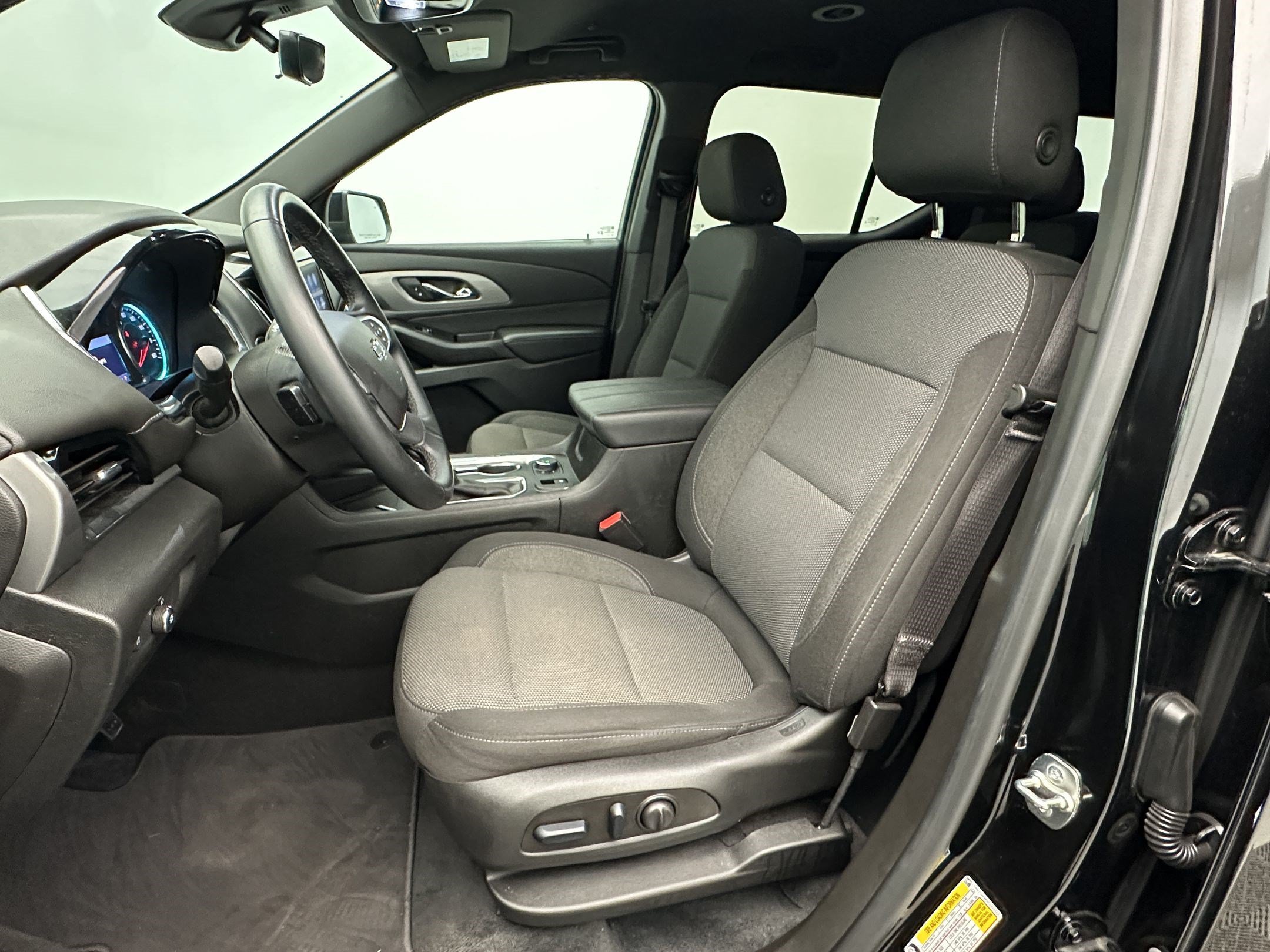 Used 2023 Chevrolet Traverse LT w/ Midnight/Sport Edition AWD/4WD image 5