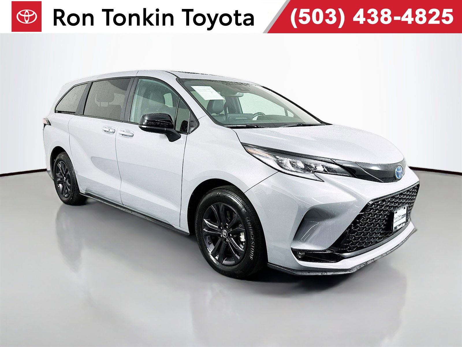 Certified 2025 Toyota Sienna XSE image 1