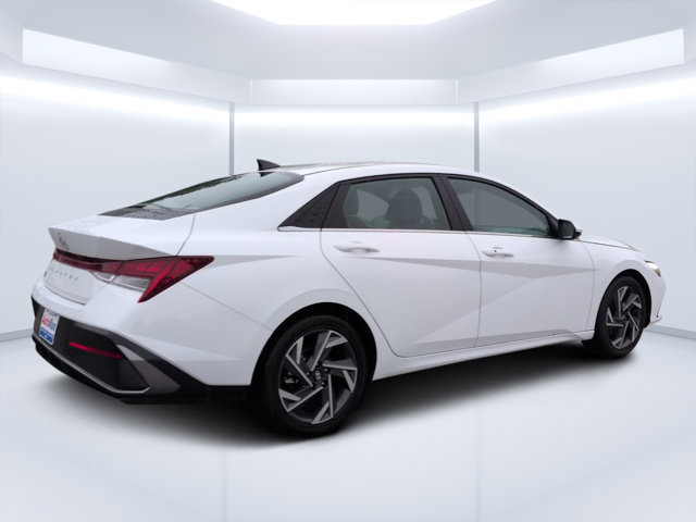 Used 2025 Hyundai Elantra SEL FWD image 3
