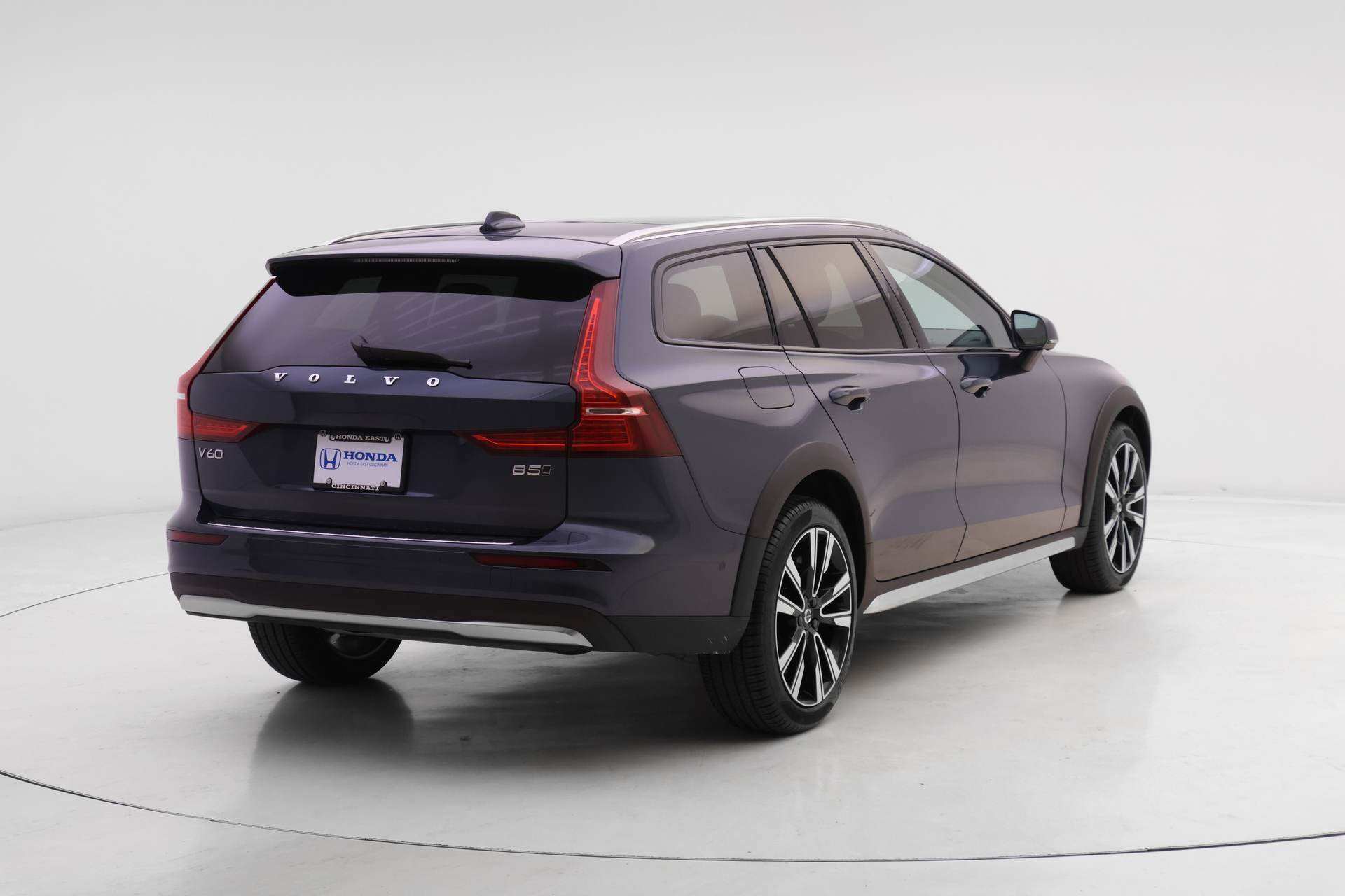 Used 2026 Volvo V60 B5 Cross Country Ultra w/ Protection Package Premier image 2