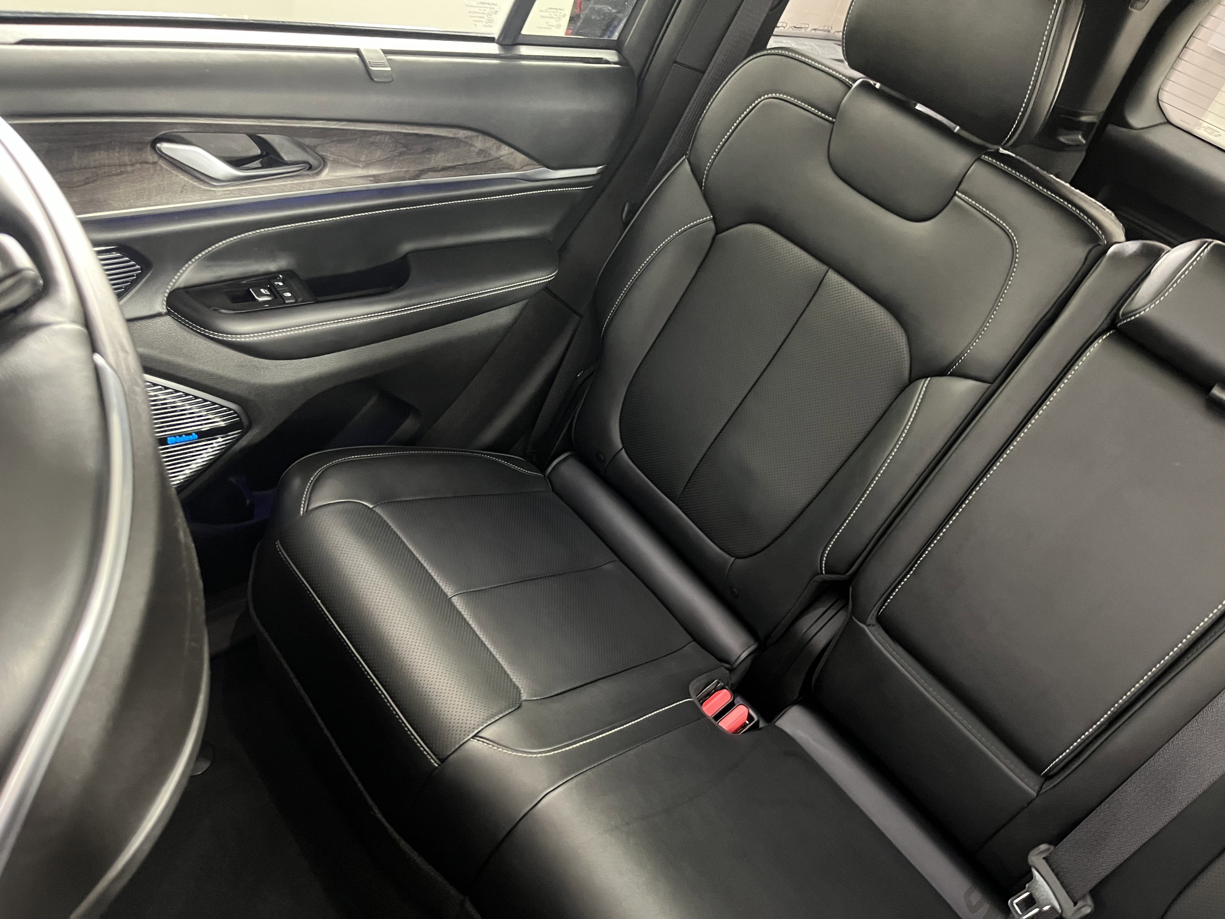 Used 2023 Jeep Grand Cherokee Overland w/ Advanced Protech Group III image 22