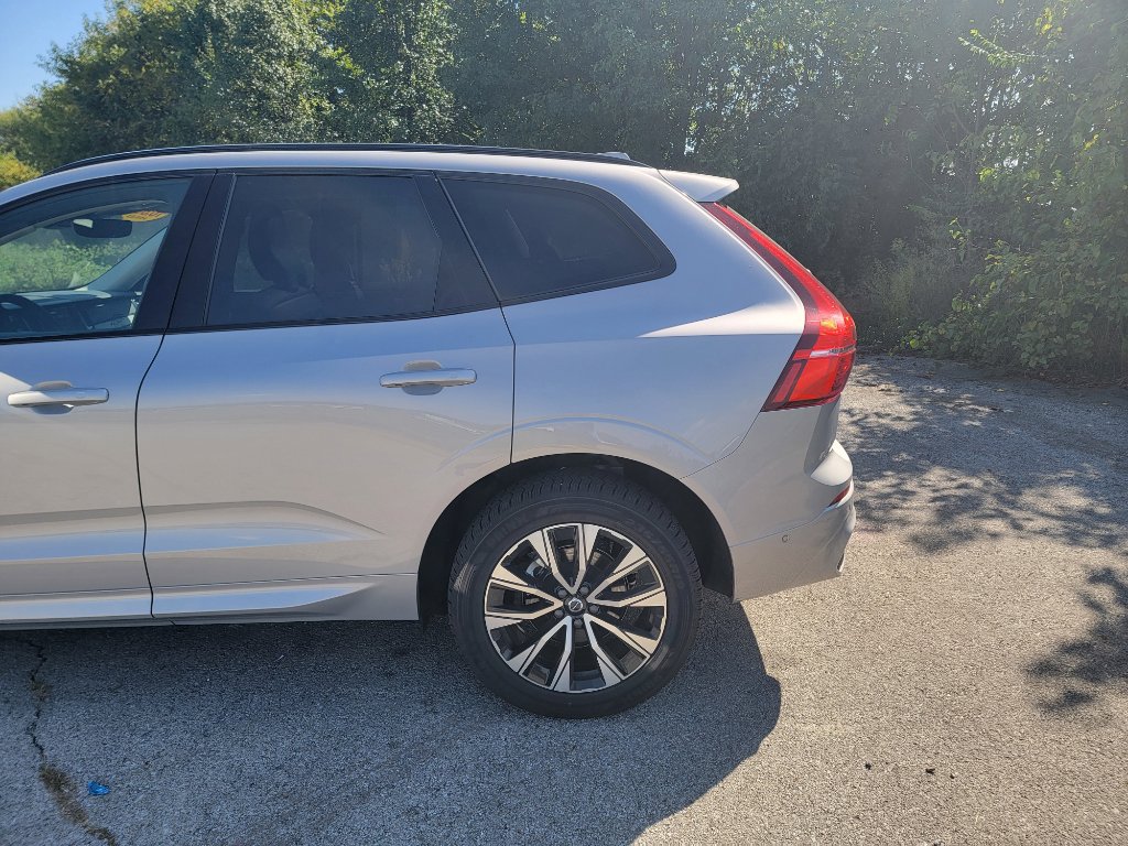 Used 2025 Volvo XC60 B5 Plus image 9