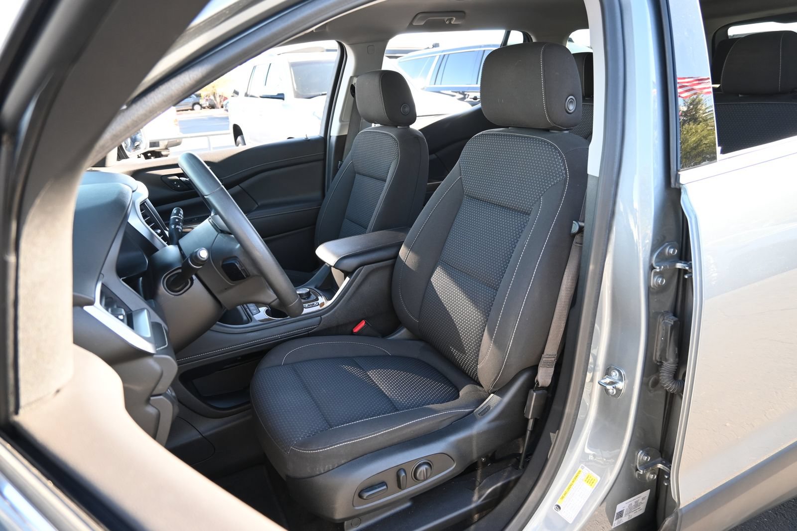 Used 2023 GMC Acadia SLE w/ Driver Convenience Package FWD image 18