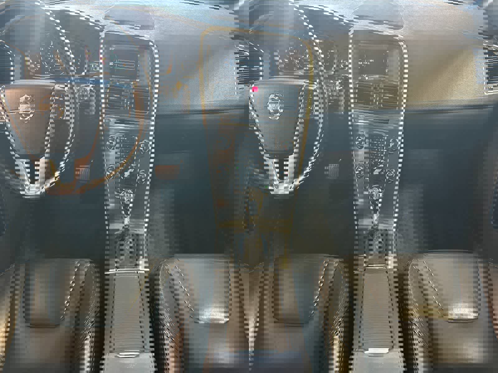 Used 2015 Volvo XC60 T6 Platinum image 4