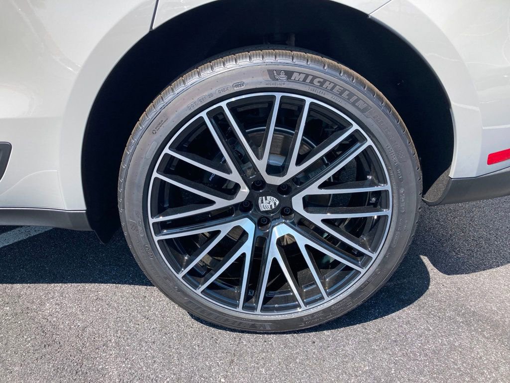 Certified 2025 Porsche Macan image 7