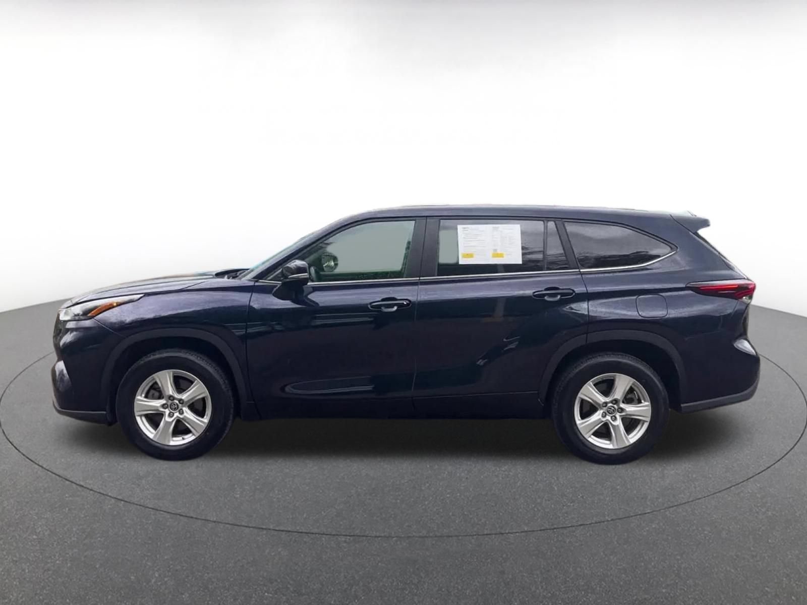 Used 2025 Toyota Highlander LE FWD image 8