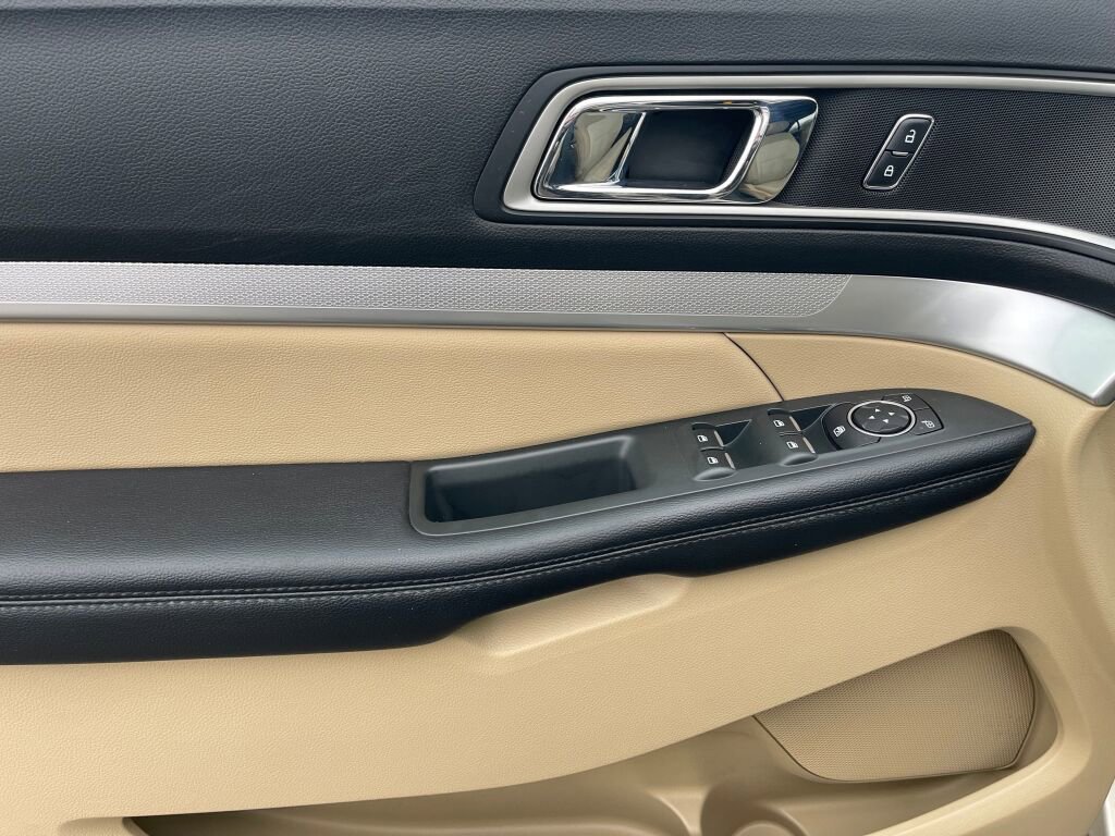 Used 2017 Ford Explorer XLT image 10