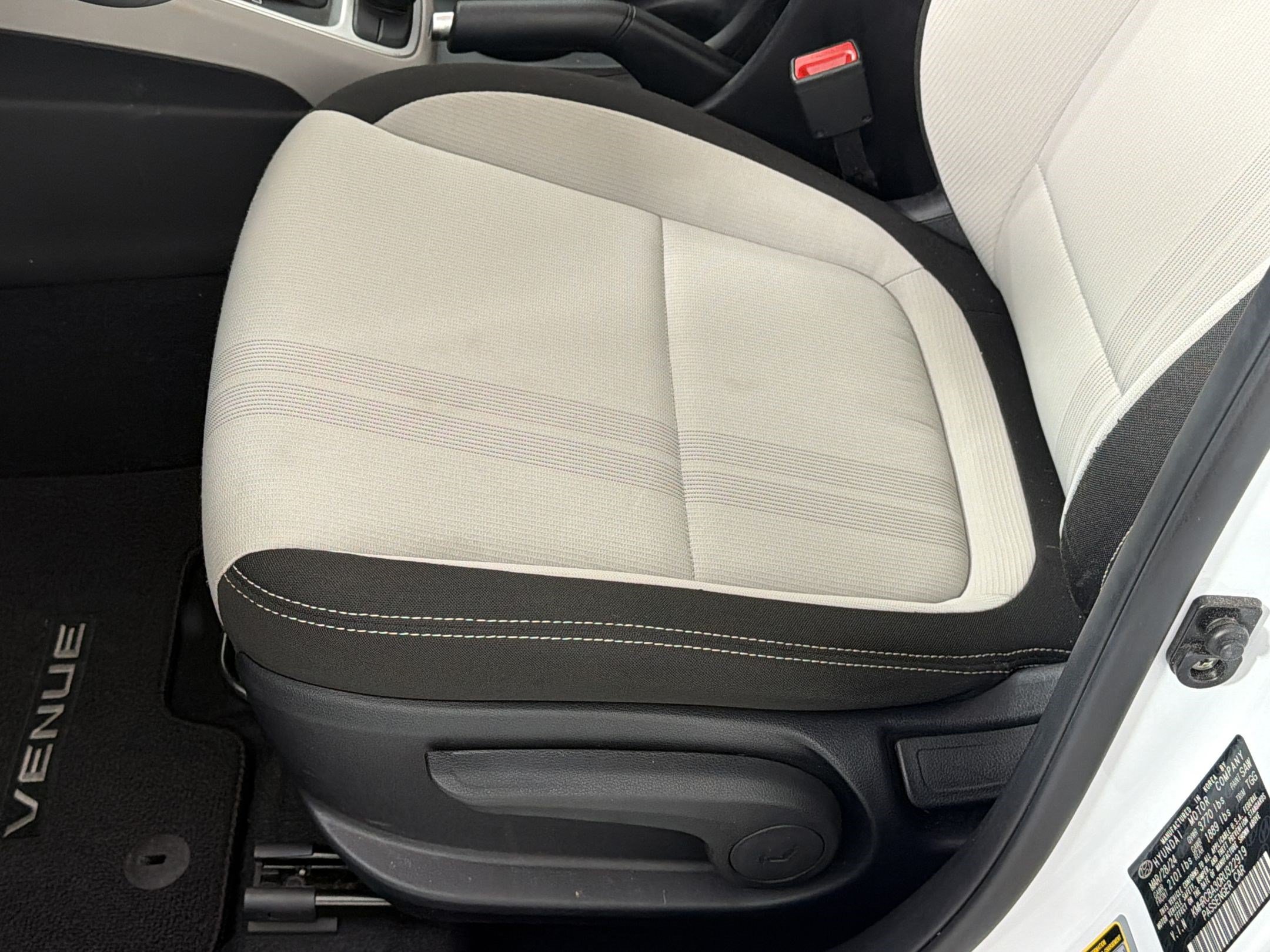 Used 2024 Hyundai Venue SEL FWD image 15