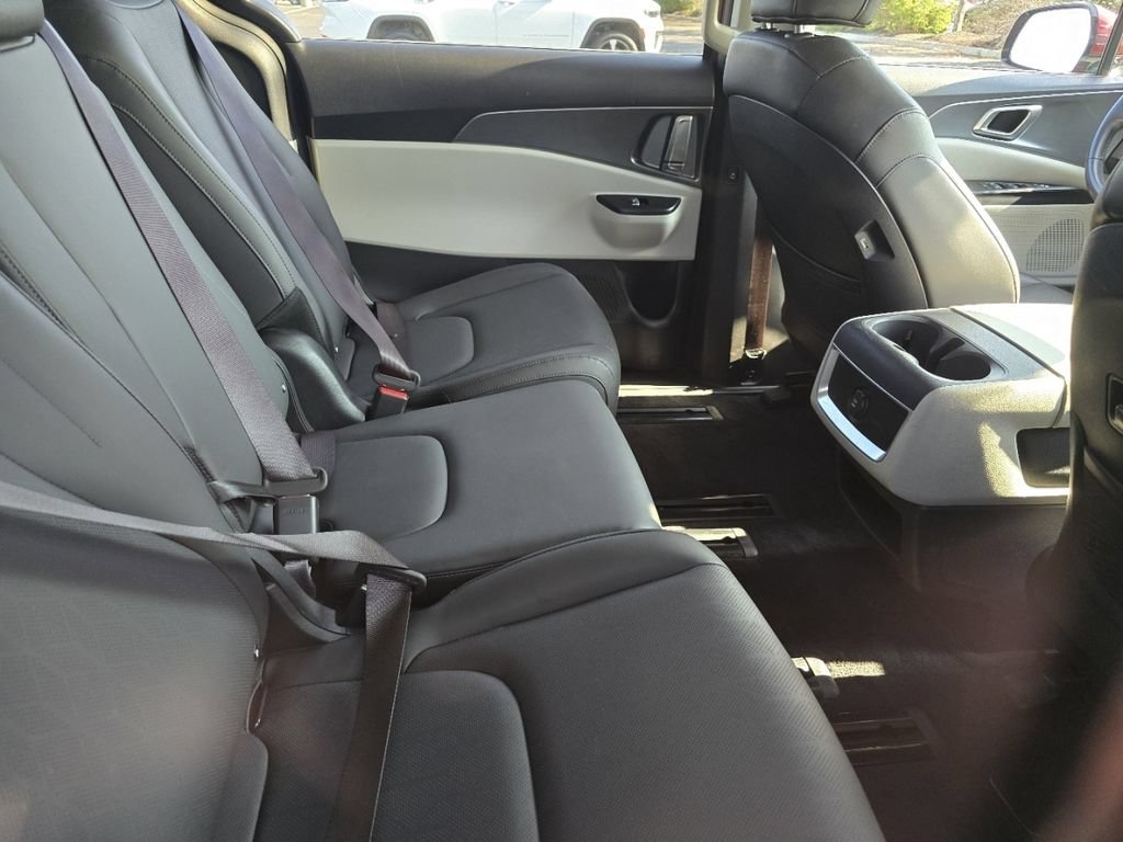 Used 2024 Kia Carnival LX FWD image 12