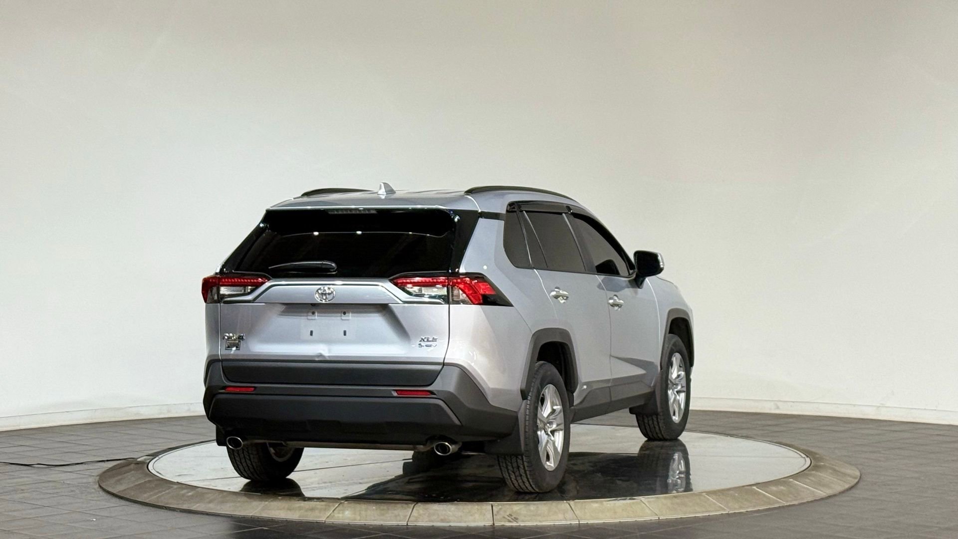 Used 2025 Toyota RAV4 XLE w/ Convenience Package image 10
