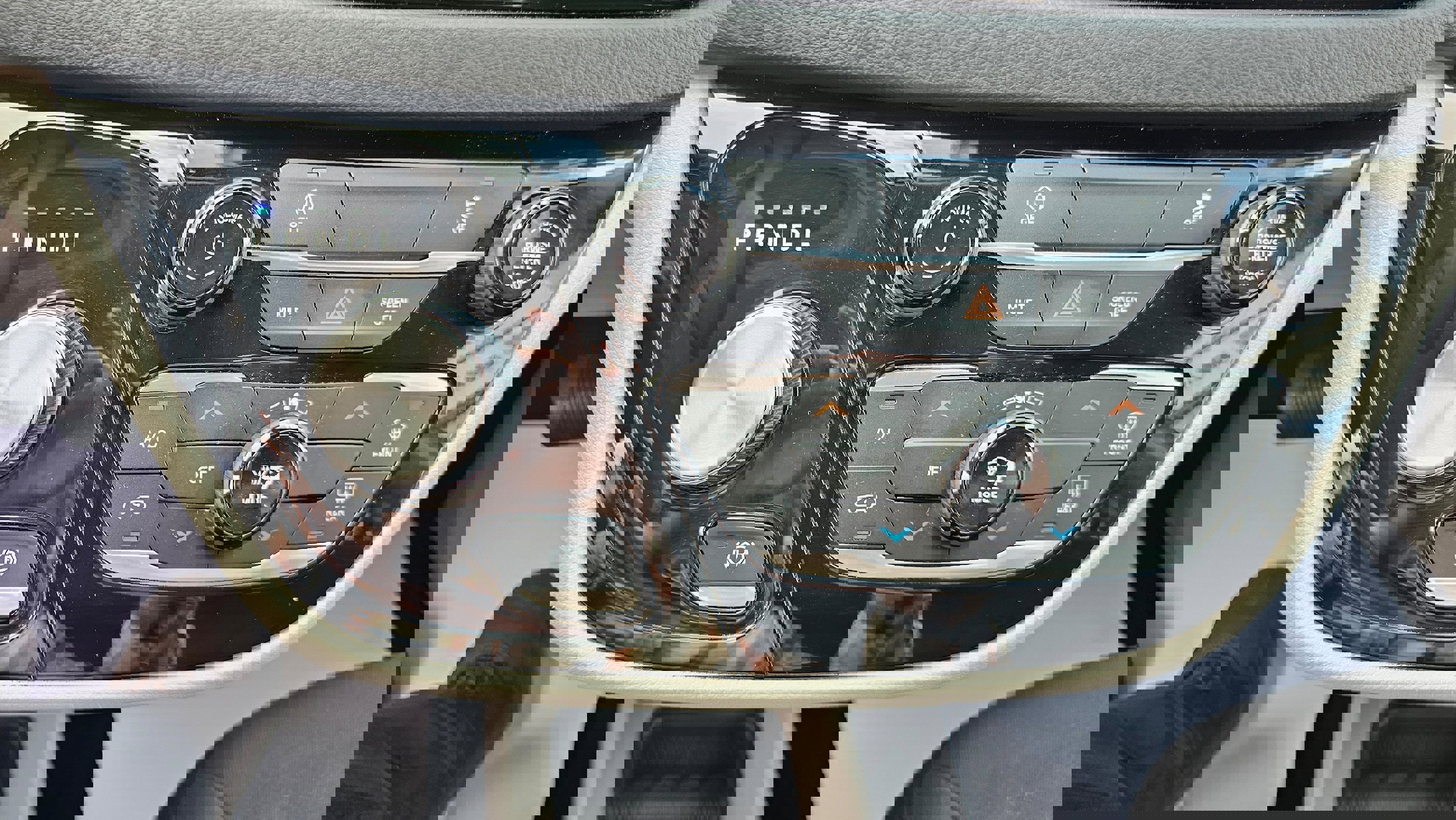 Used 2023 Chrysler Voyager LX image 25