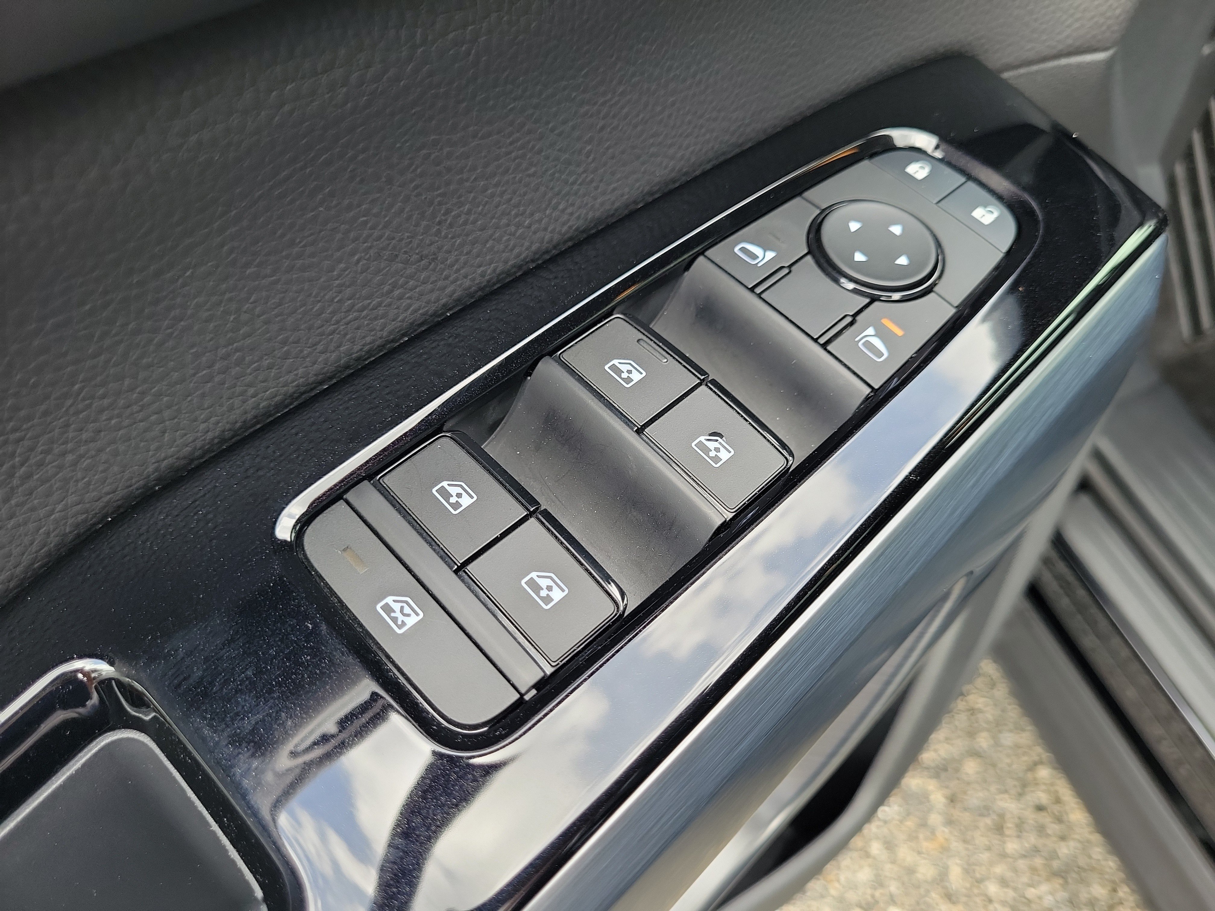Certified 2025 Nissan Pathfinder SL w/ Black Appearance Package FWD image 11