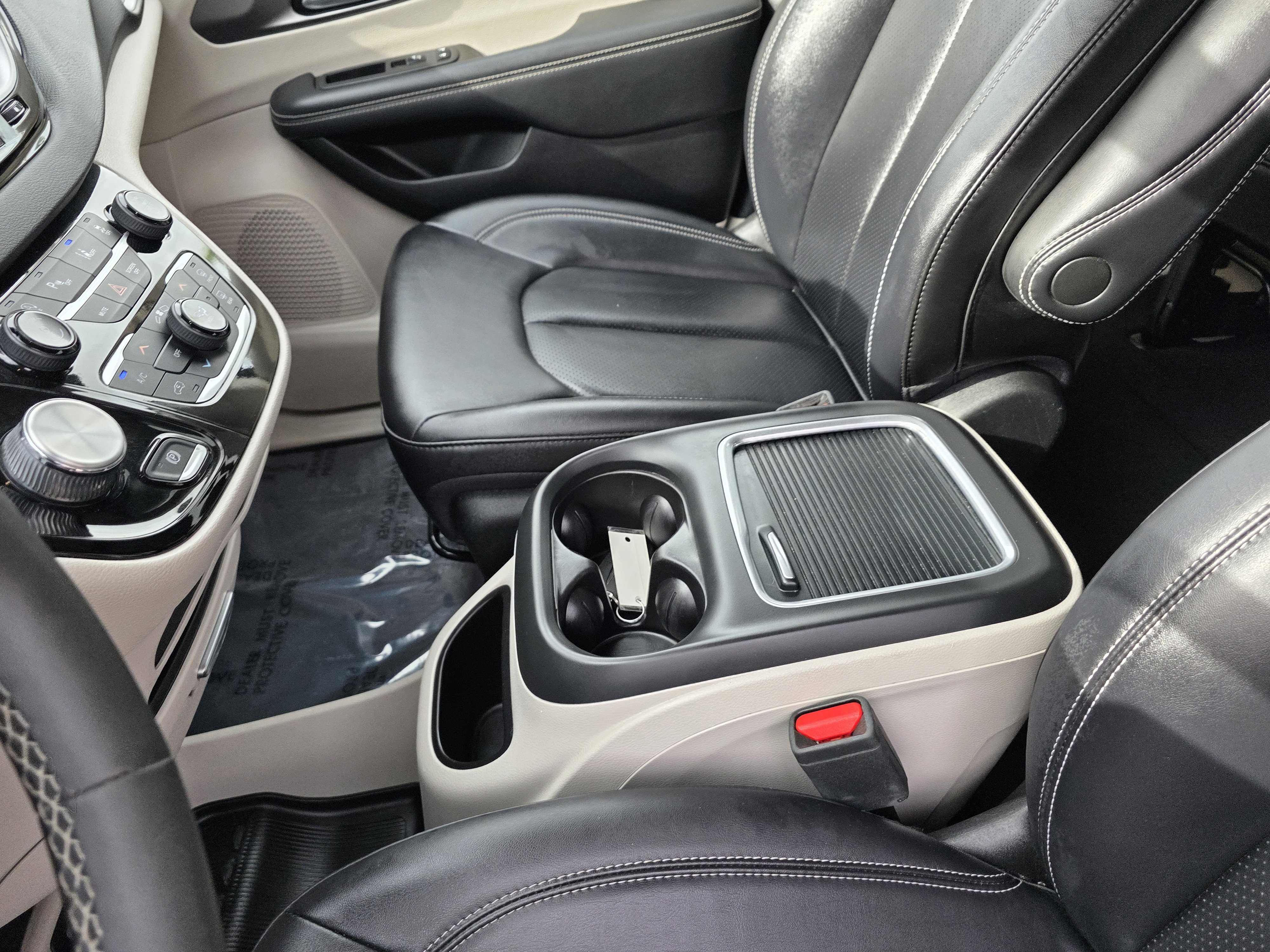 Certified 2024 Chrysler Pacifica Touring-L image 13