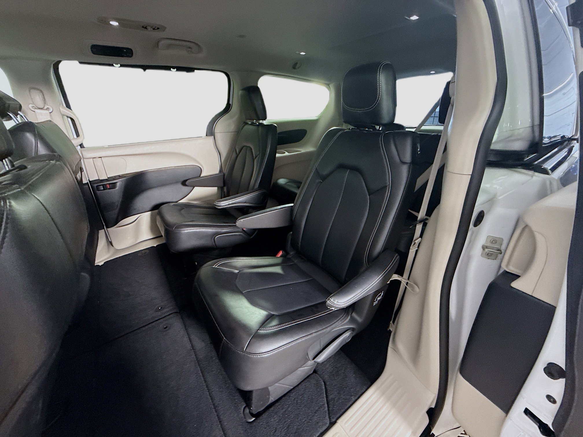 Used 2024 Chrysler Pacifica Touring-L FWD image 25