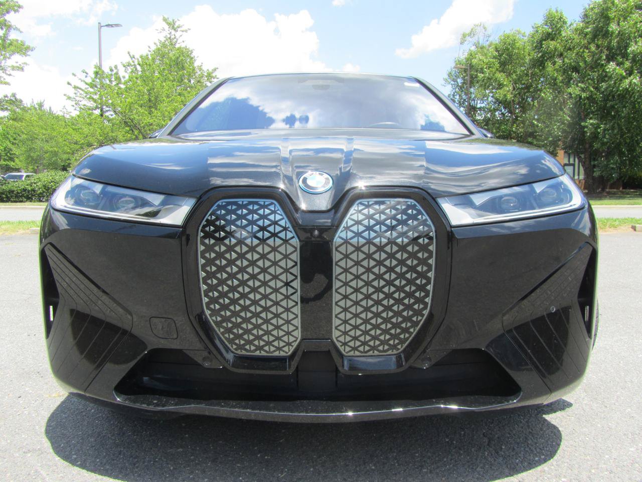 Used 2024 BMW iX xDrive50 w/ Sport Package AWD/4WD image 5