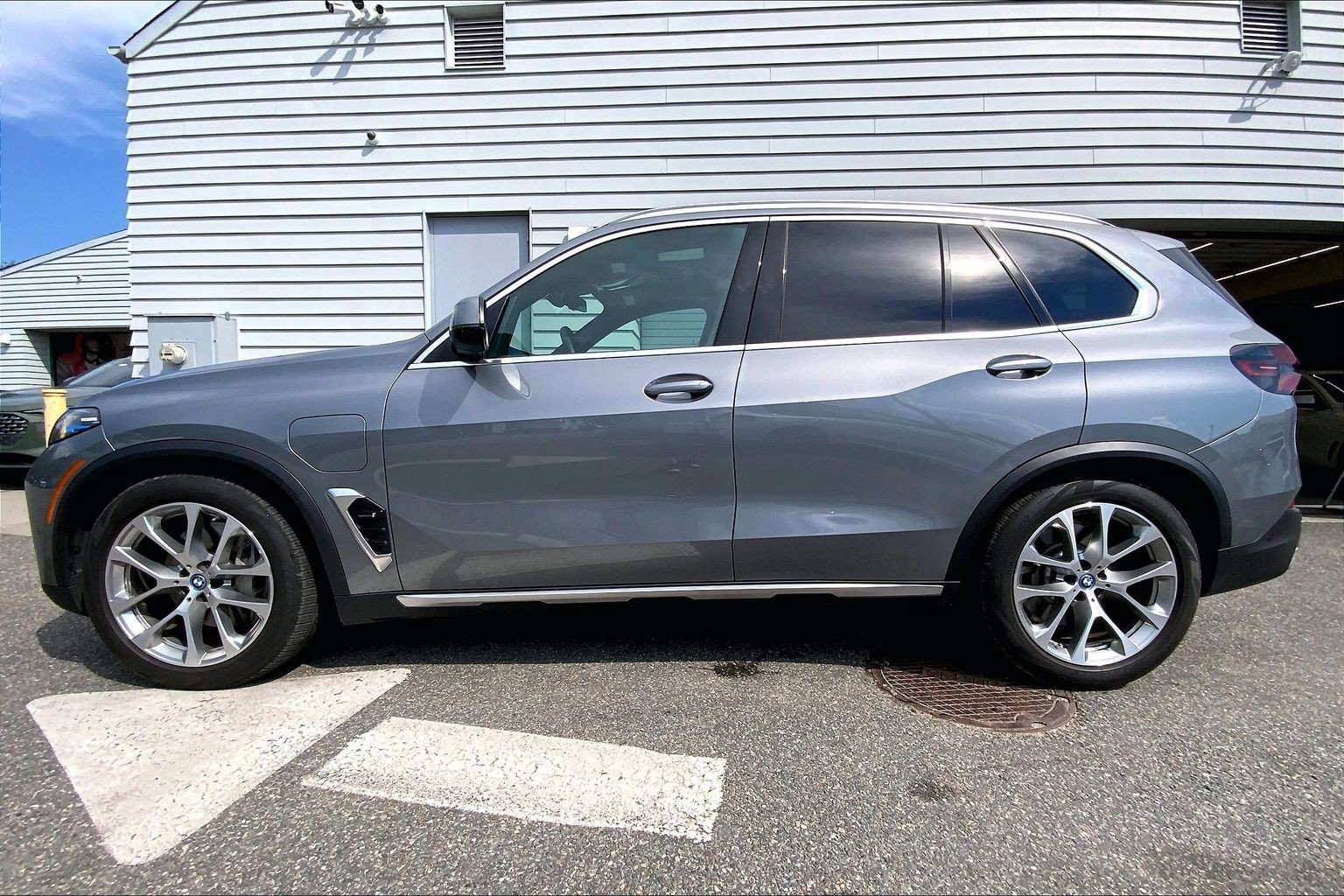 Used 2024 BMW X5 xDrive50e w/ Premium Package AWD/4WD image 2