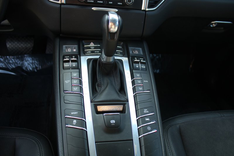 Used 2018 Porsche Macan image 17