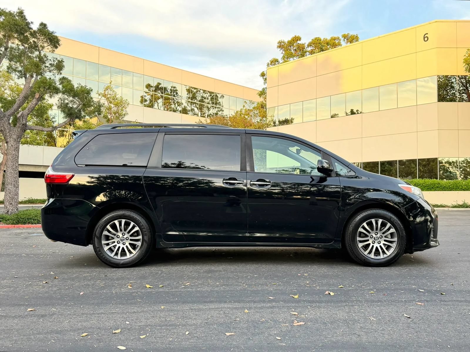 Used 2020 Toyota Sienna XLE w/ XLE Navigation Package FWD image 2