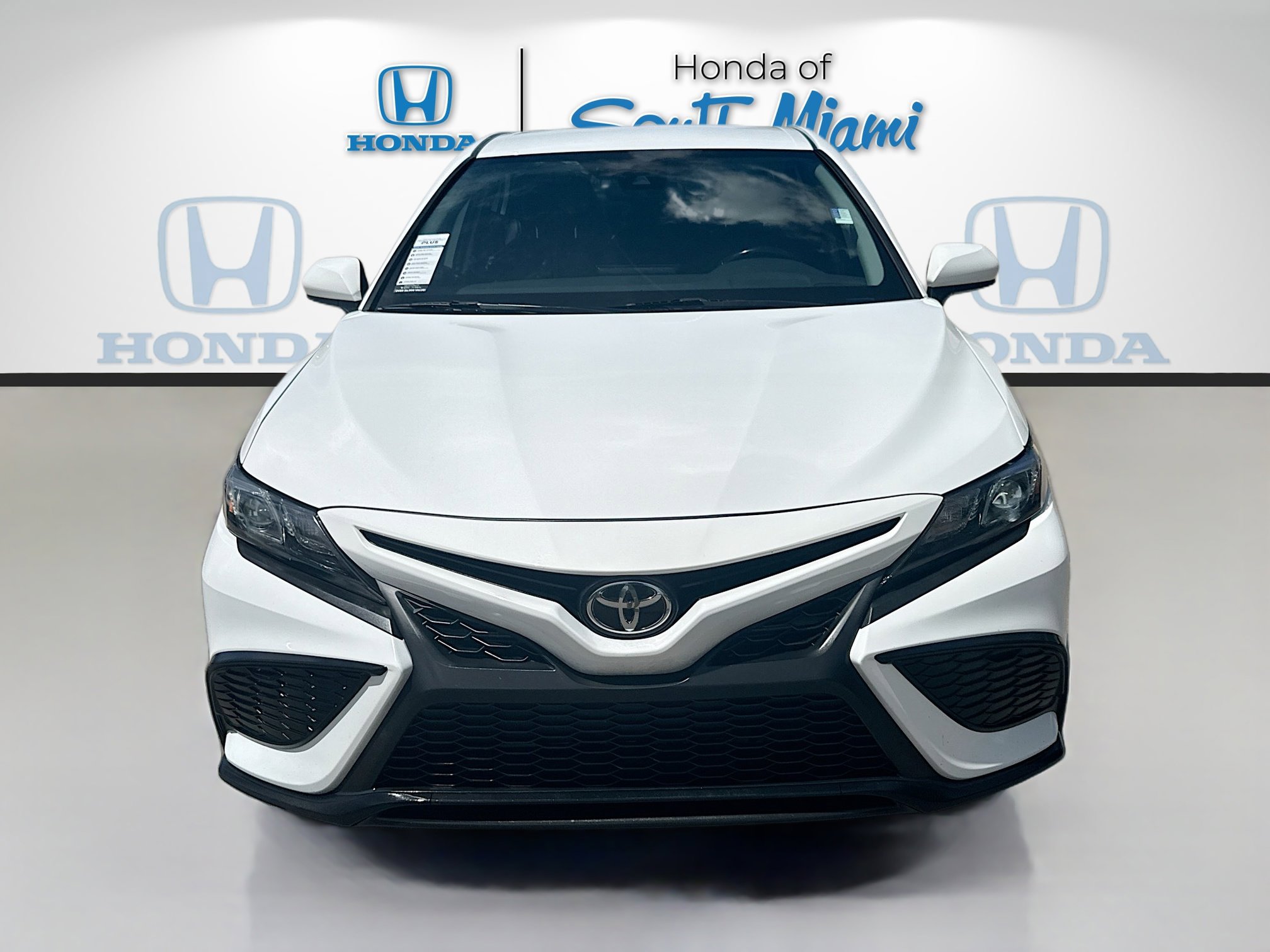 Used 2021 Toyota Camry SE FWD image 2