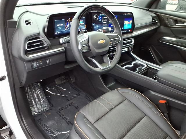 Used 2025 Chevrolet Traverse High Country image 3