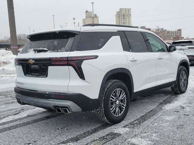 Used 2025 Chevrolet Traverse LT image 2