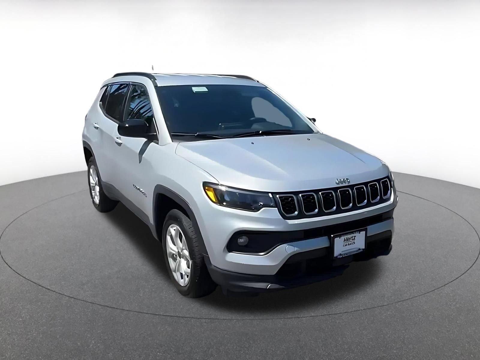 Used 2025 Jeep Compass Latitude AWD/4WD image 3