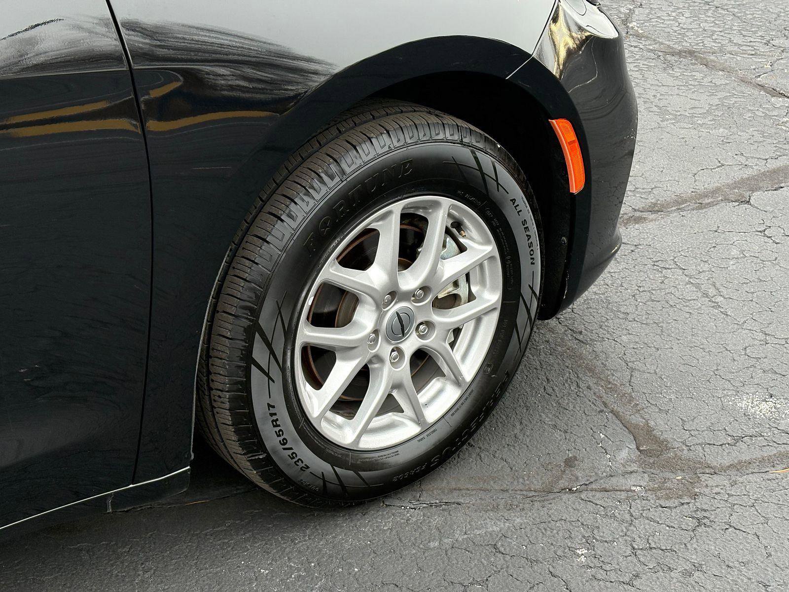 Used 2024 Chrysler Pacifica Touring-L image 9