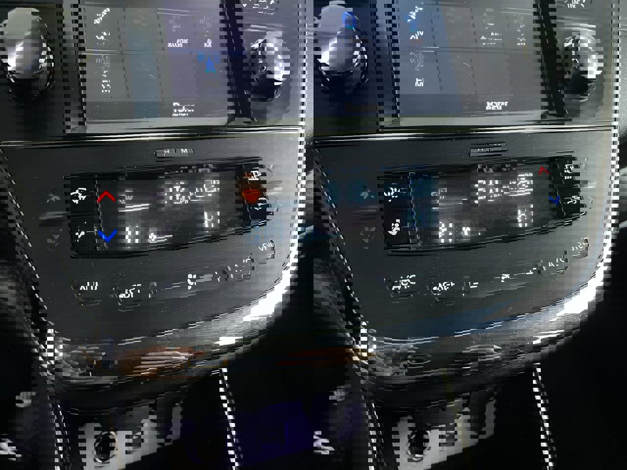 Used 2018 Toyota Avalon XLE image 16