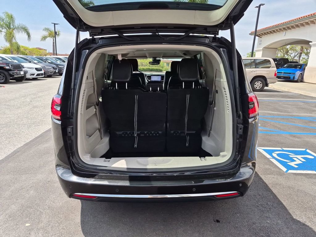 Certified 2023 Chrysler Pacifica Touring-L FWD image 27