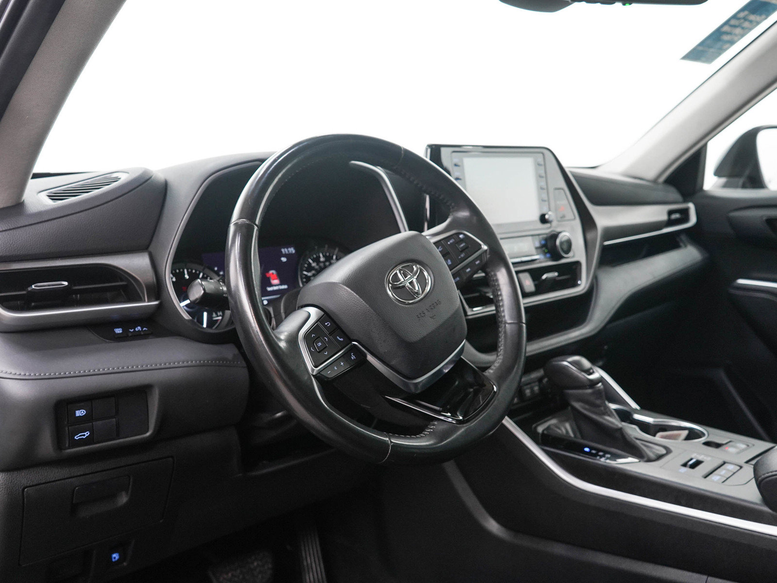 Used 2020 Toyota Highlander XLE AWD/4WD image 25