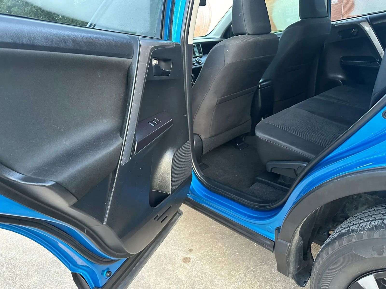 Used 2018 Toyota RAV4 LE FWD image 15