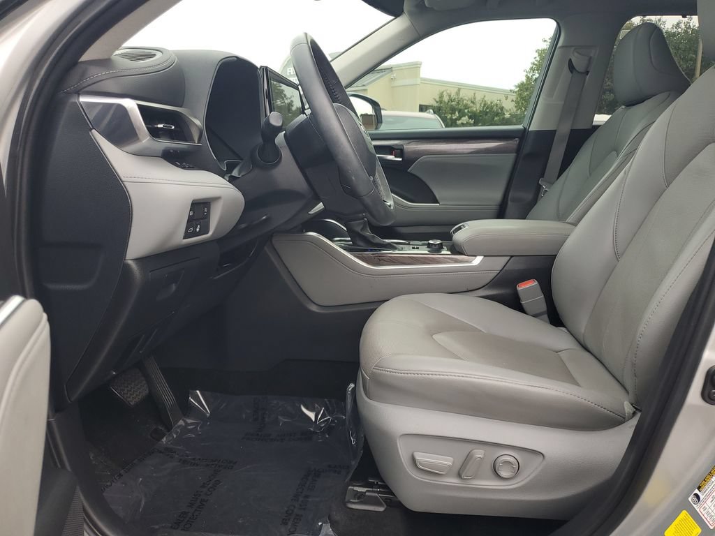 Used 2024 Toyota Highlander Limited AWD/4WD image 5