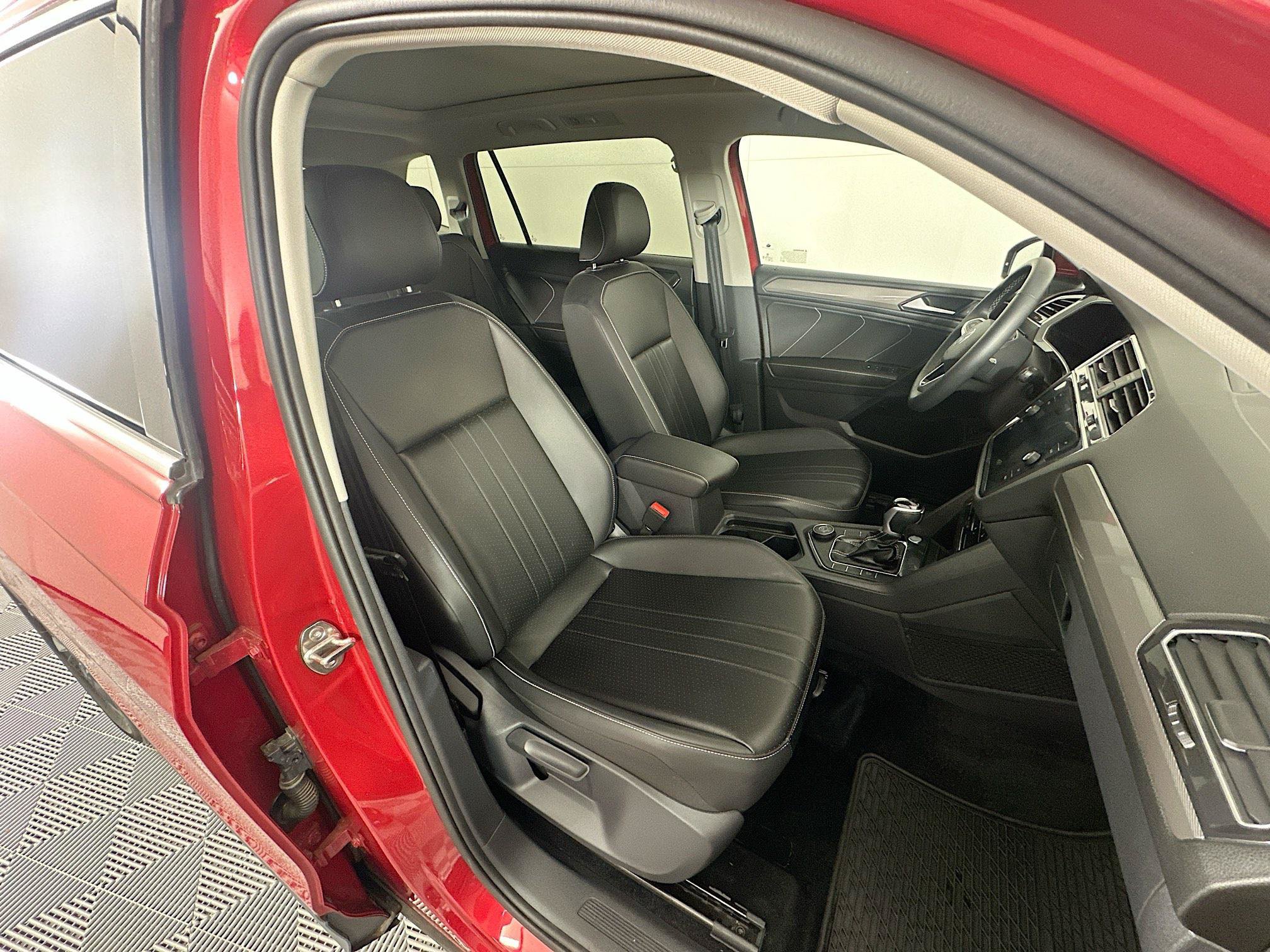 Used 2024 Volkswagen Tiguan SE w/ Panoramic Sunroof Package AWD/4WD image 31