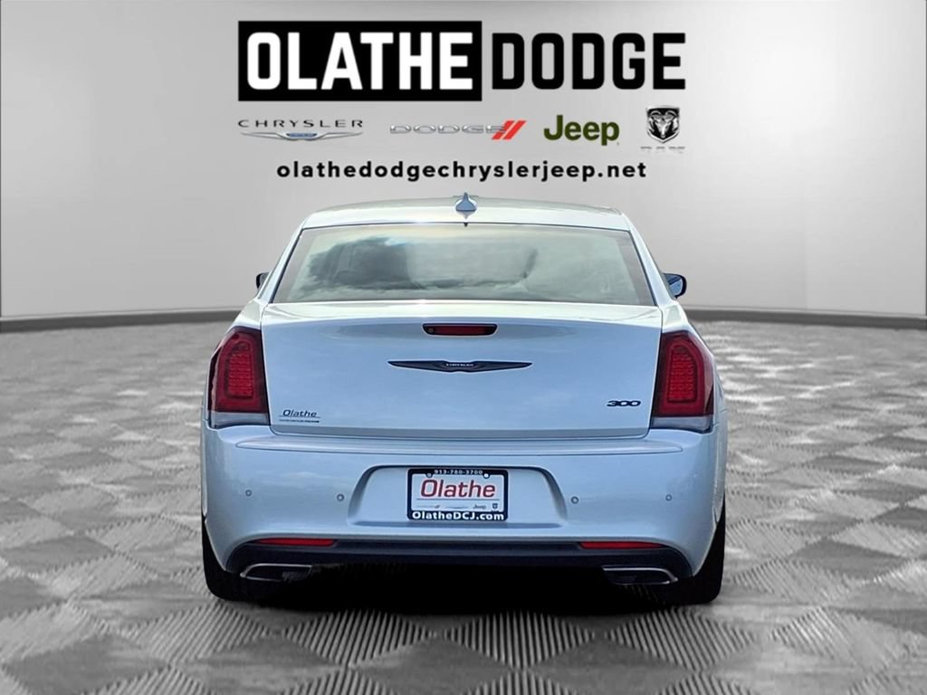 Used 2021 Chrysler 300 Touring L RWD image 28