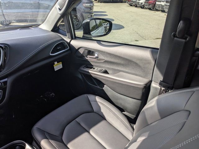 New 2026 Chrysler Pacifica Select FWD image 18