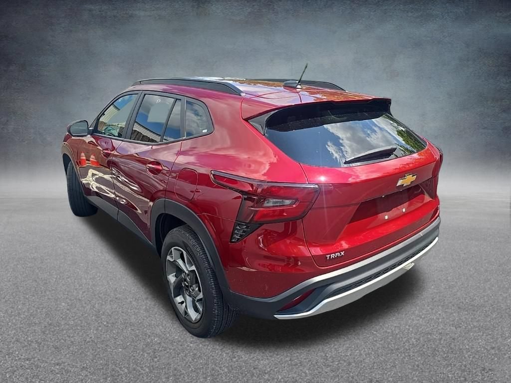 Used 2025 Chevrolet Trax LT FWD image 4