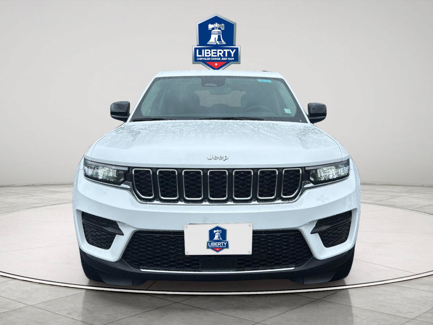 Used 2023 Jeep Grand Cherokee Laredo AWD/4WD image 2
