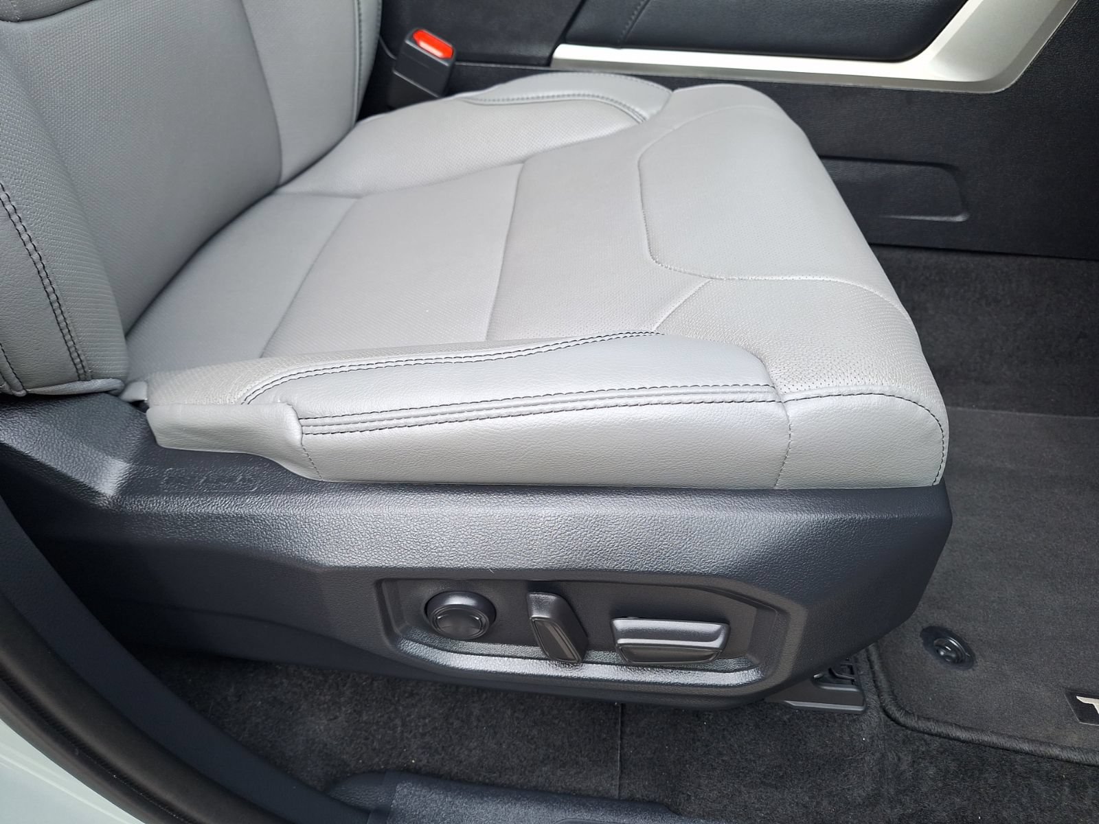 Used 2026 Toyota Tundra Limited AWD/4WD image 35