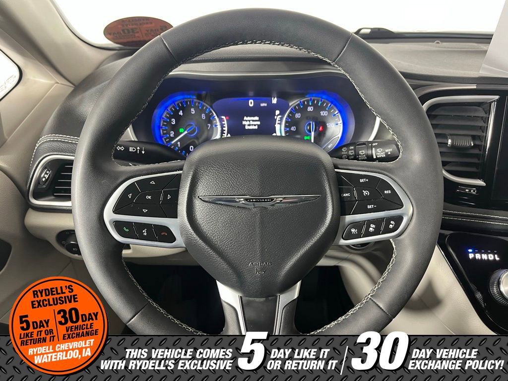Used 2022 Chrysler Pacifica Touring-L image 25