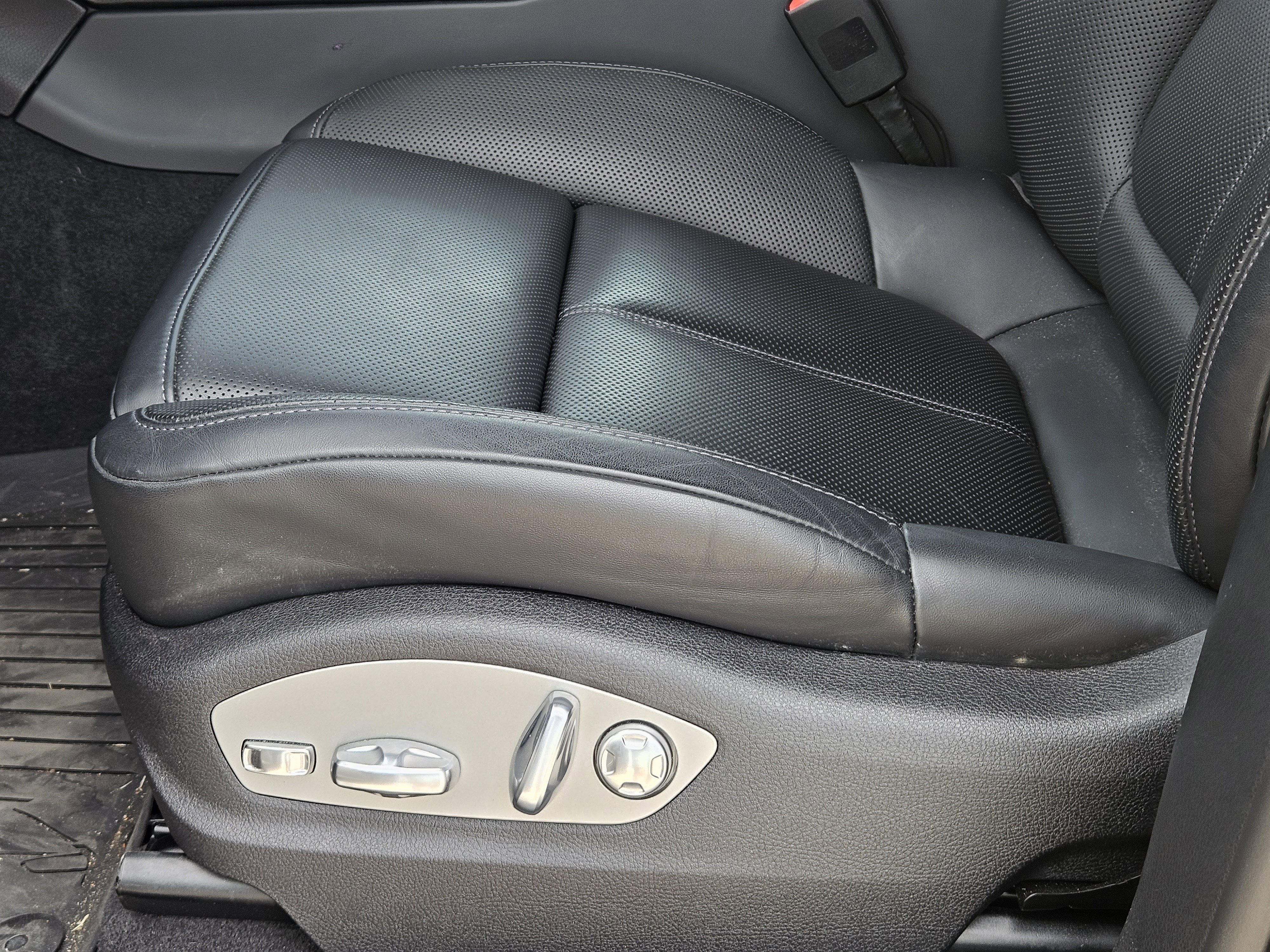 Certified 2025 Porsche Macan image 23