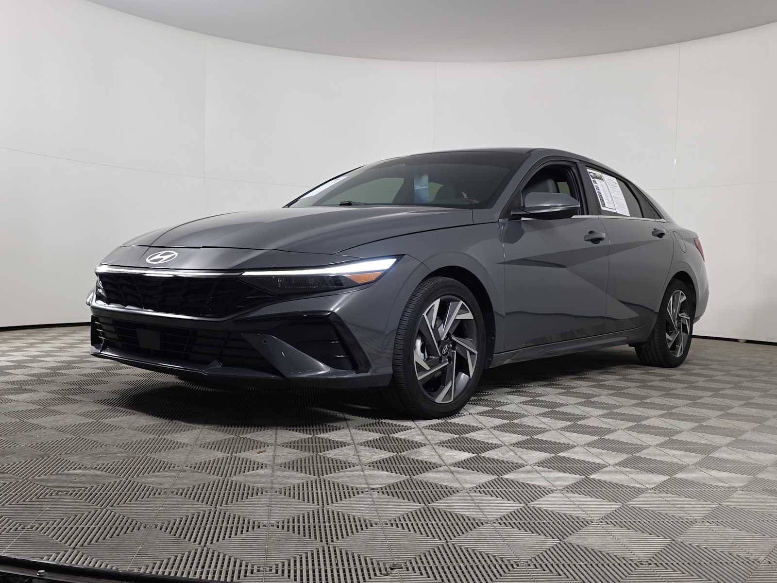 Used 2024 Hyundai Elantra Limited image 4