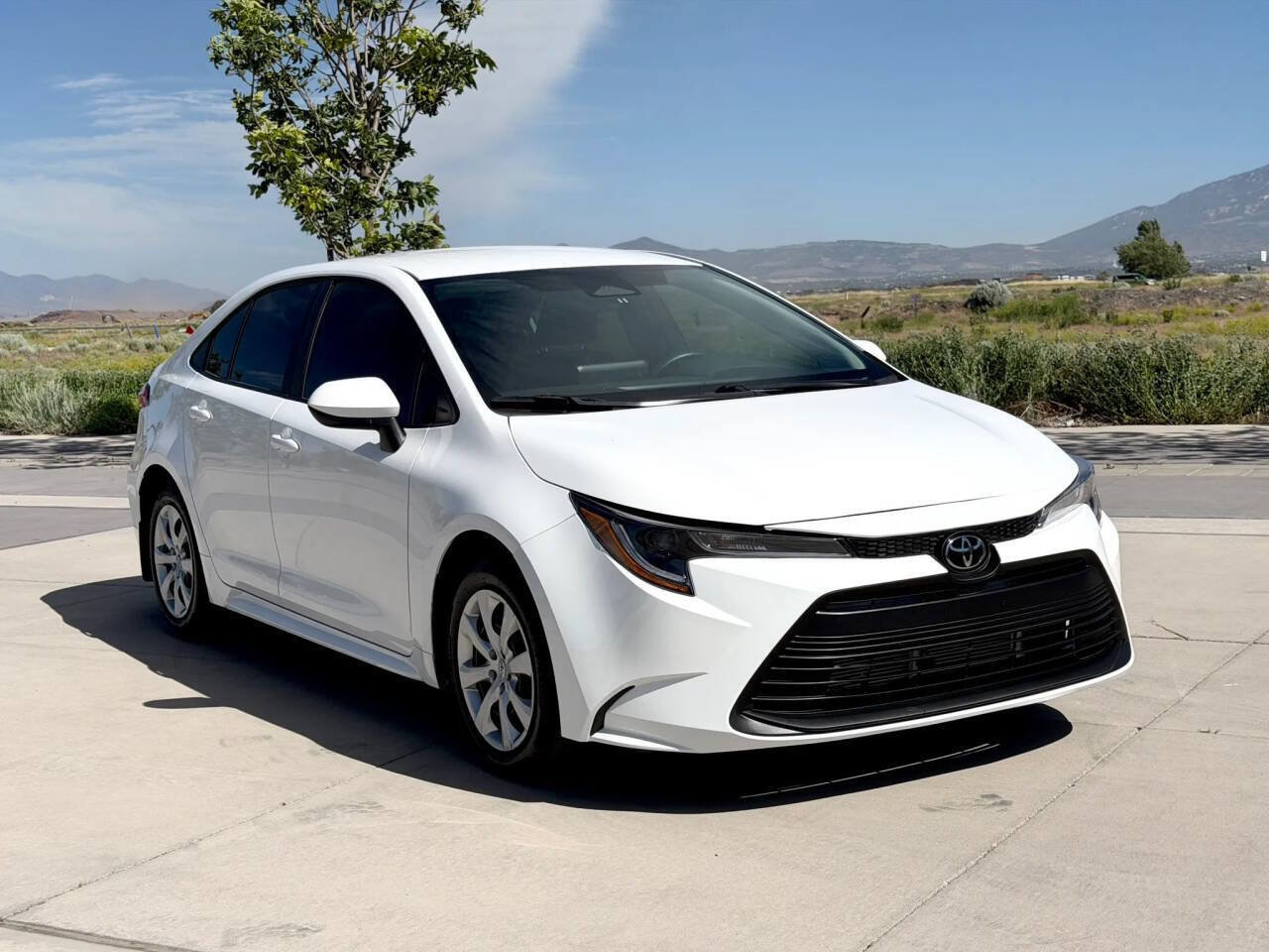 Used 2025 Toyota Corolla LE FWD image 3