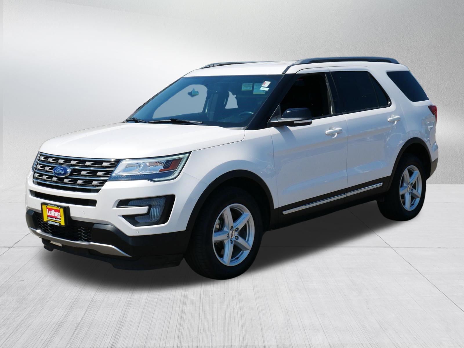 Used 2017 Ford Explorer XLT w/ Equipment Group 202A AWD/4WD image 3