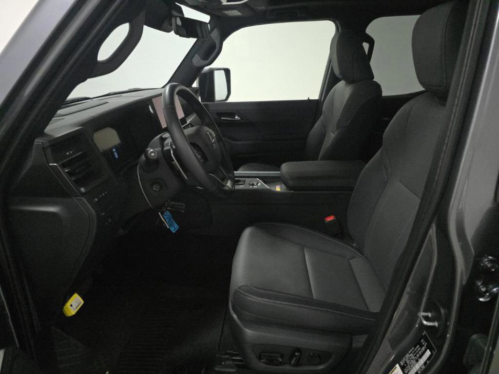 Used 2025 Lexus GX 550 w/ Accessory Package (2T) AWD/4WD image 4