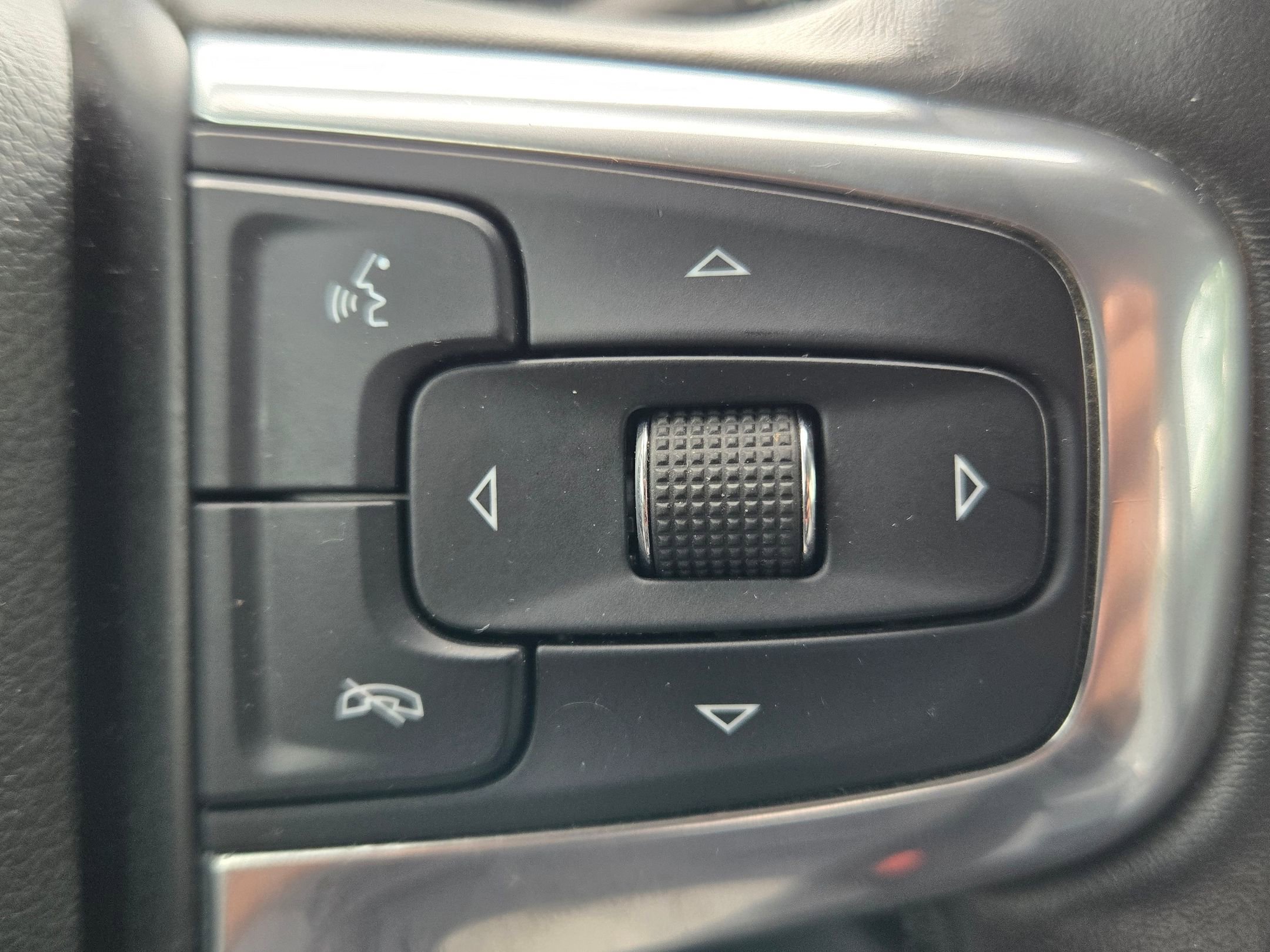 Used 2019 Chevrolet Blazer LT FWD image 25
