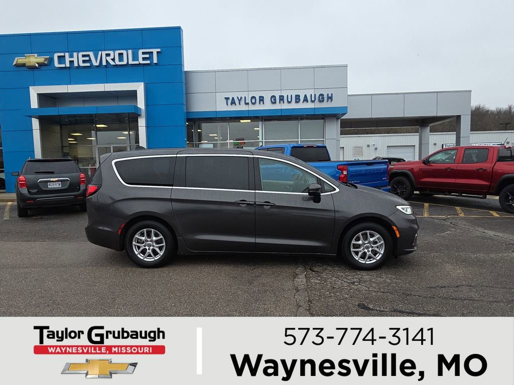 Used 2023 Chrysler Pacifica Touring-L image 1