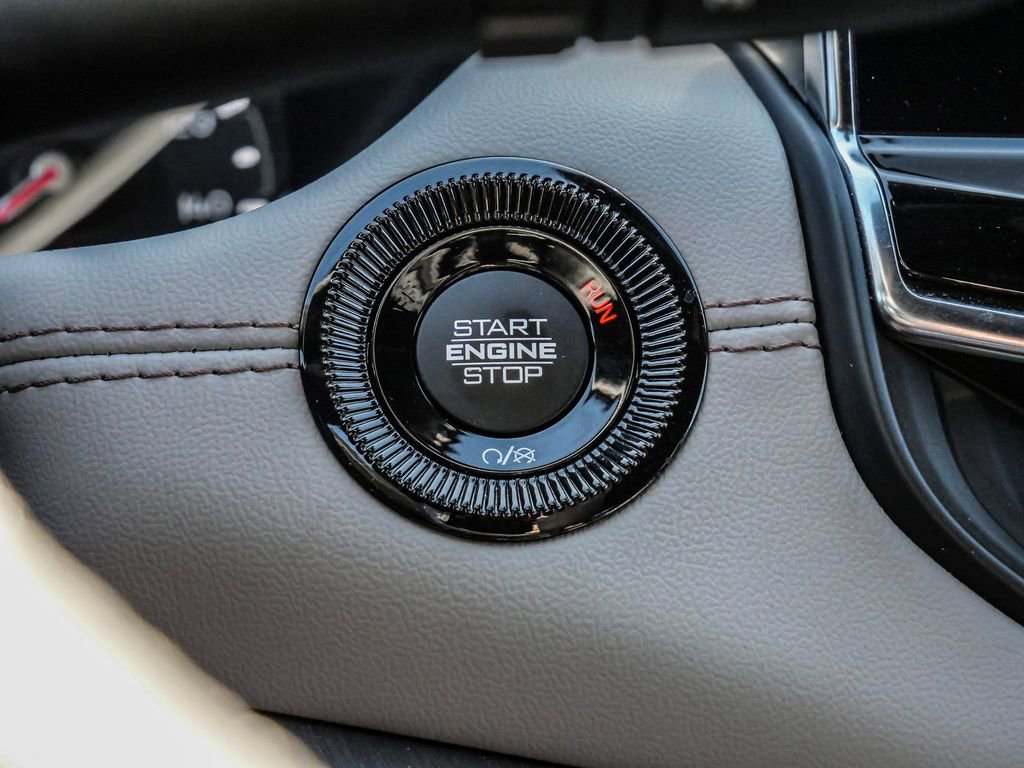 Used 2025 Jeep Compass Limited image 31